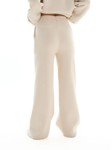 Молочный костюм с вышивкой и воротом-поло