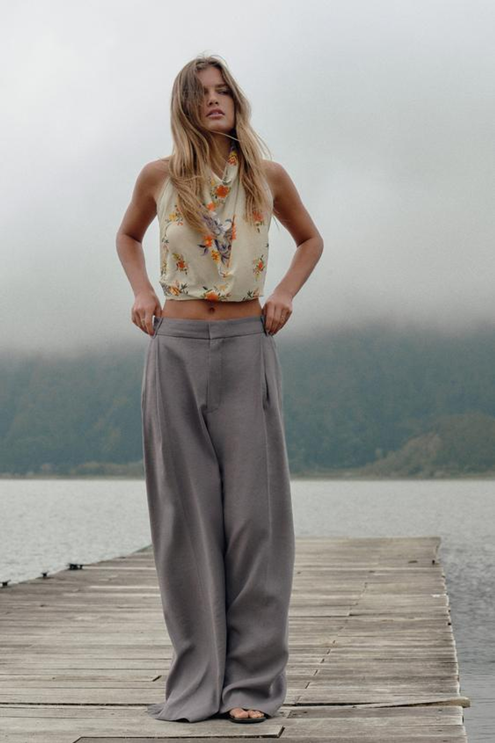 ZARA БРЮКИ С ДВОЙНЫМИ ЗАЩИПАМИ И КЛАПАНАМИ, ТЕМНО-СЕРЫЙ