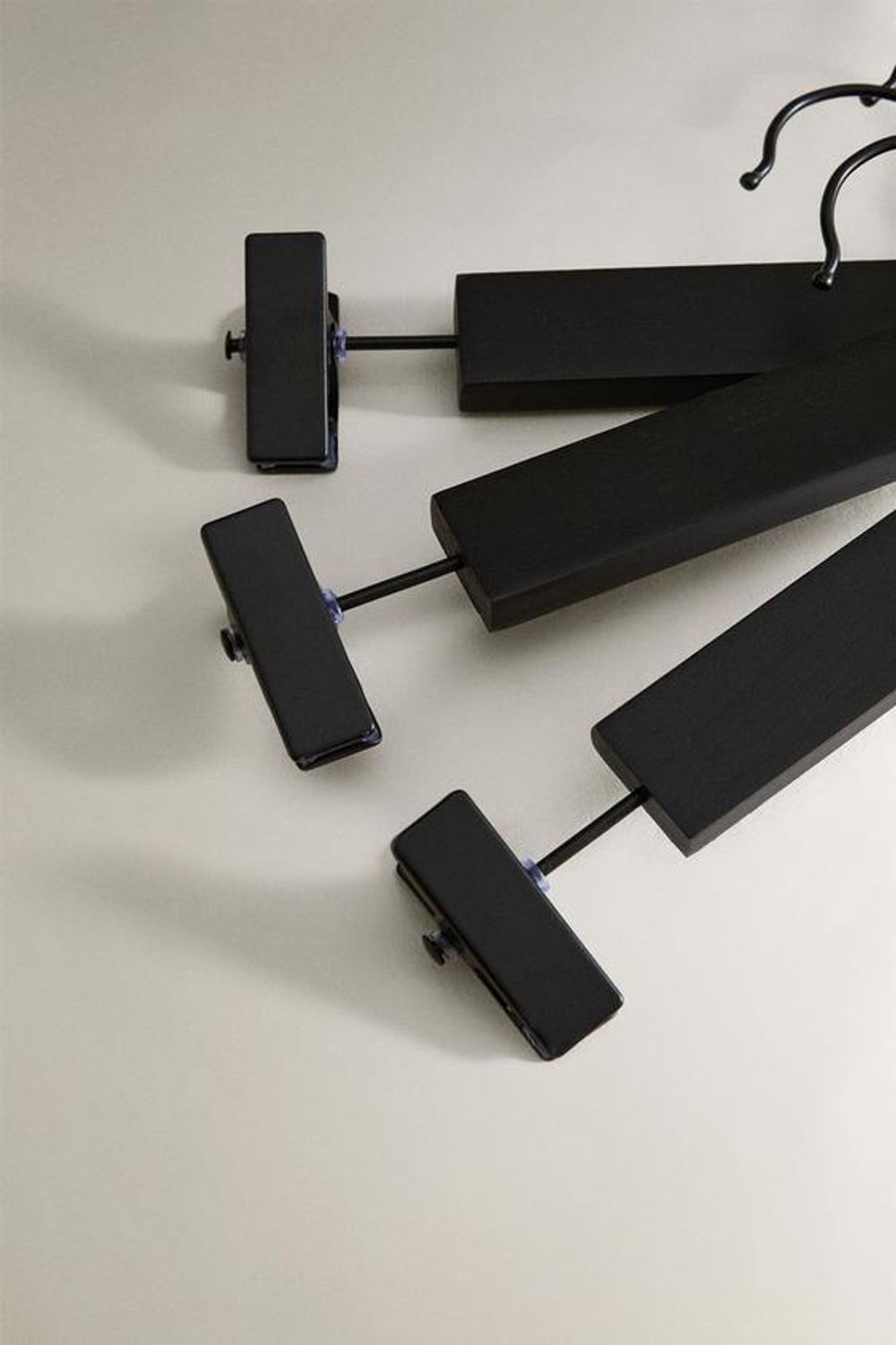 ZARA HOME ДЕРЕВЯННАЯ ВЕШАЛКА С ЗАЖИМОМ (НАБОР ИЗ 3 ШТ.), ЧЕРНЫЙ