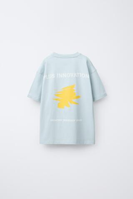 ZARA ФУТБОЛКА С РЕЛЬЕФНЫМ ПРИНТОМ, НЕБЕСНО-ГОЛУБОЙ