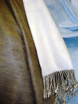Шелковый плед с кистями  130х170  (Magic of Silk) - перламутрово-серый