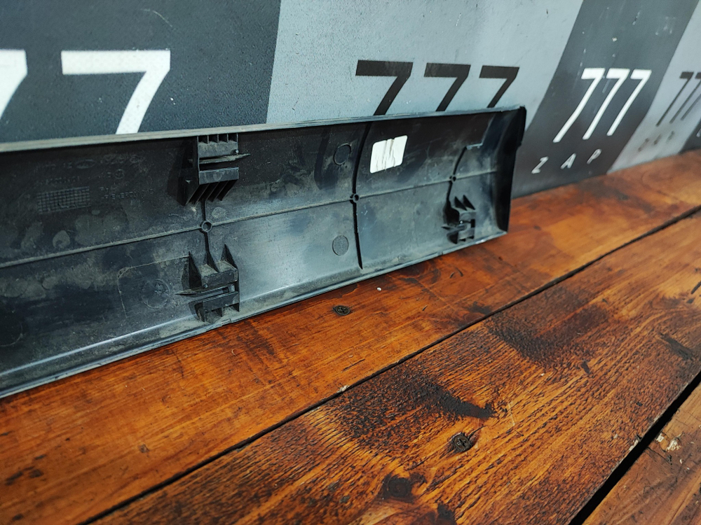 Накладка двери передней правой Lada Largus Б/У Оригинал 8450000408