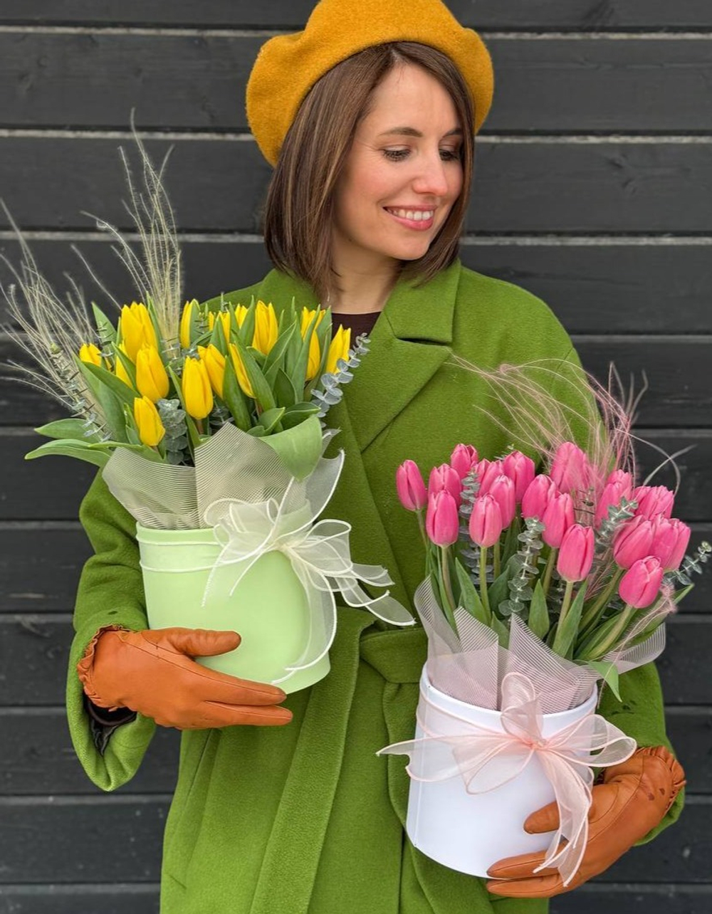 Композиция из тюльпанов в шляпной коробке