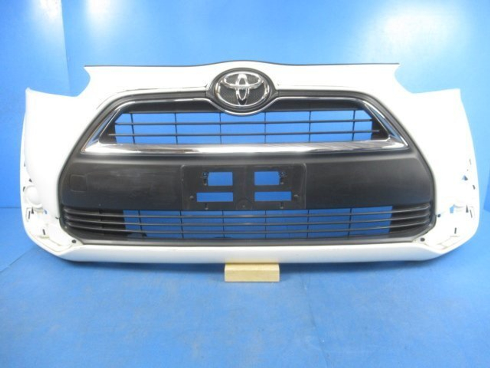 бампер передний Toyota Sienta NSP170
