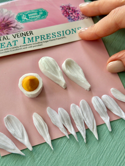 Молды силиконовые для лепки Ромашки. Набор из 2х штук: серединка цветка и лепесток ромашек / Форма для лепки из полимерной глины, холодного фарфора, воска, мыла, самозатвердевающих масс