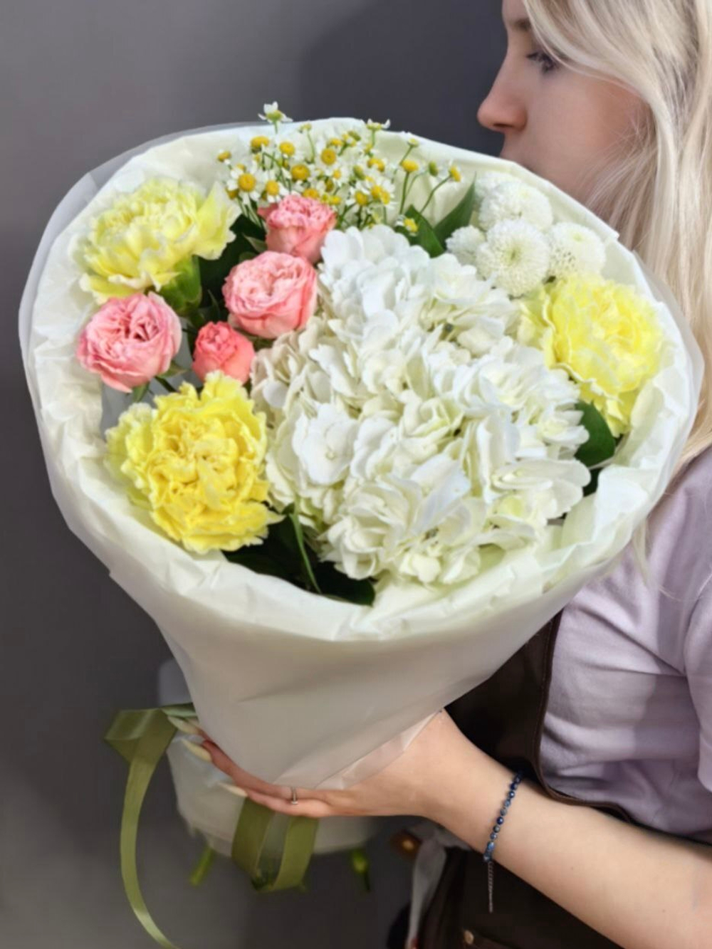 Авторский букет с белой гортензией