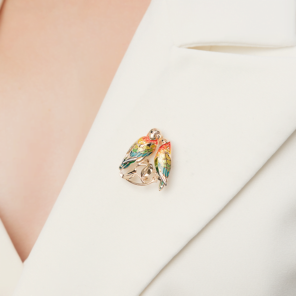 Брошь «Неразлучники» из красного золота с фианитами и эмалью