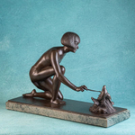 Скульптура в стиле Арт-Деко «Девушка, кормящая голубей»