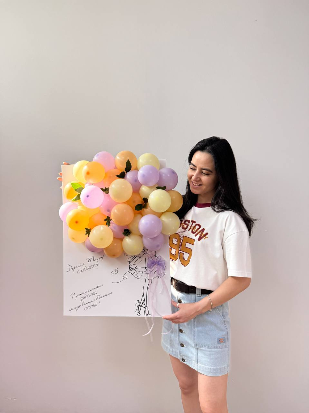 Открытка Красивые ножки с охапкой шаров