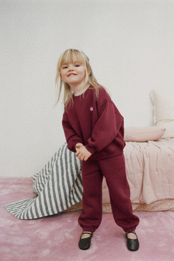 ZARA КОМПЛЕКТ ИЗ ТОЛСТОВКИ И ДЖОГГЕРОВ С ВЫШИВКОЙ, ГРАНАТОВЫЙ