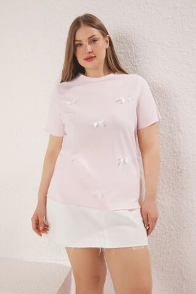 Базовая футболка больших размеров с розовым бантом/лентой TBBSS25BF00052