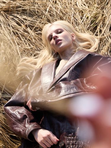 Объемная кожаная куртка шоколадного цвета