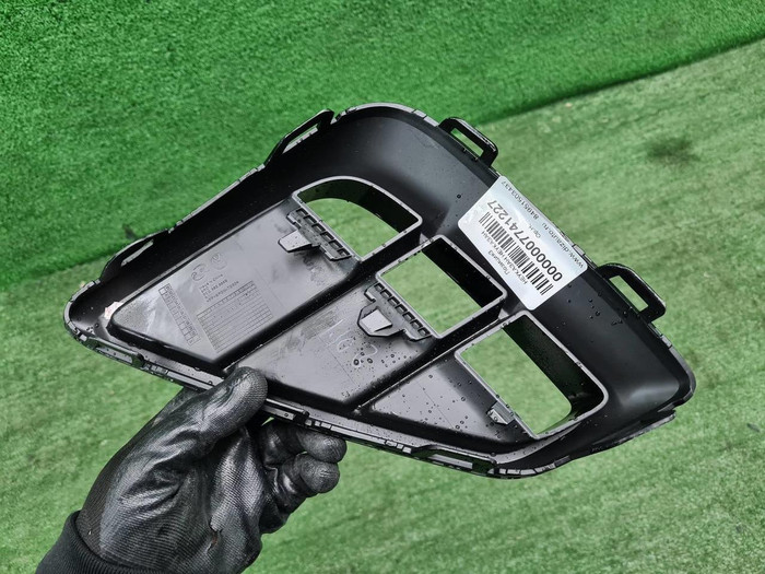 Накладка переднего бампера RH VW Teramont (21-нв)