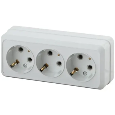 Розетка Intro Quadro 2-206-01 с заземлением трехместная 3х2P+E 16А-250В IP20 открытой установки белая