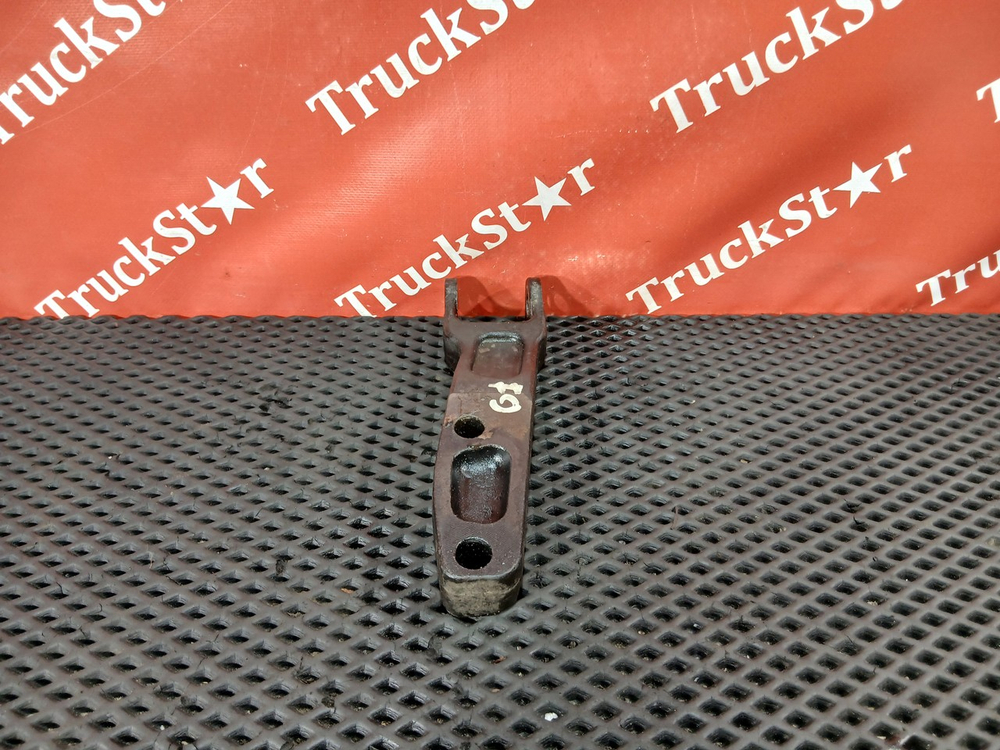 Кронштейн амортизатора нижний правый 2023г