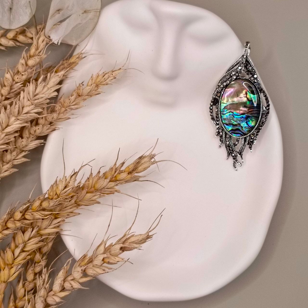 Брошь " Перышко Жар птицы" сделана из цинкового сплава, натуральной ракушки, смолы и страз.