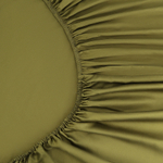 Простыня на резинке из премиального сатина оливкового цвета из коллекции essential, 160х200х30 см