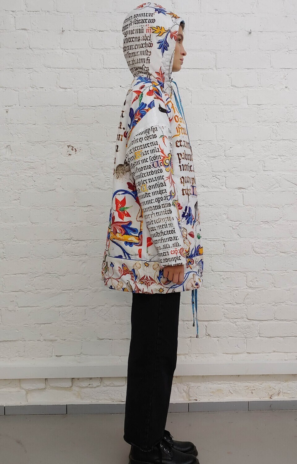 Двусторонняя куртка "Связь времён", по мотивам абстрактной живописи Жоан Миро и готического шрифта и иллюстраций из Бревиария короля Мартина Арагонского