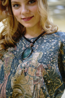 Легкий шерстяной свитер, по мотивам средневековых гобеленов