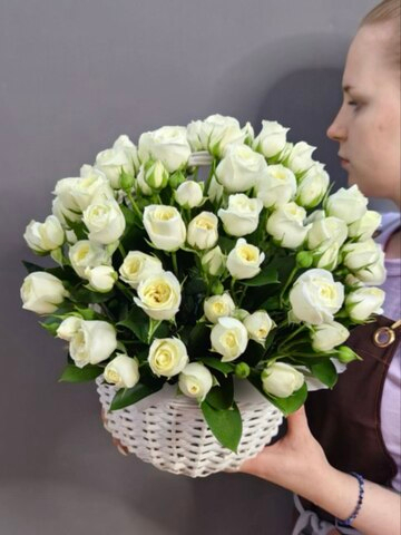 Корзина с белыми кустовыми розами