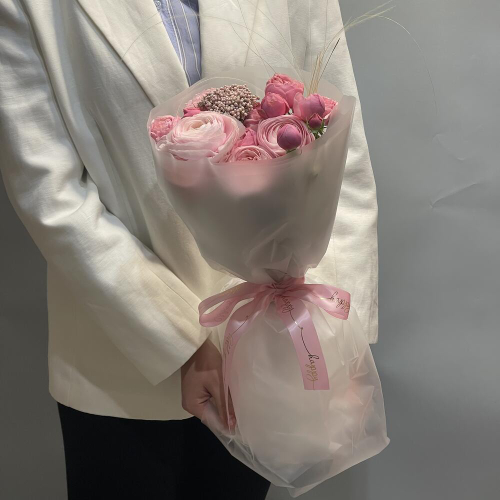 Букет из кустовой розы Сильва Пинк и ранункулюсов. Авторский букет Chalet Green