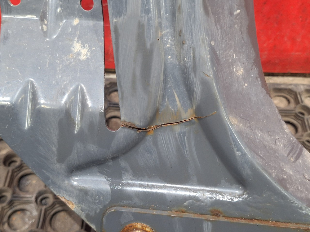 Кронштейн бампера левый