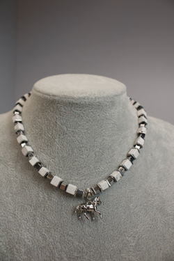 Колье-чокер «Талисман Лошади» — кахолонг и гематит