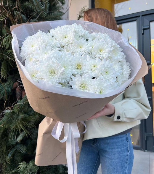 Букет из белых хризантем "White Reverie"