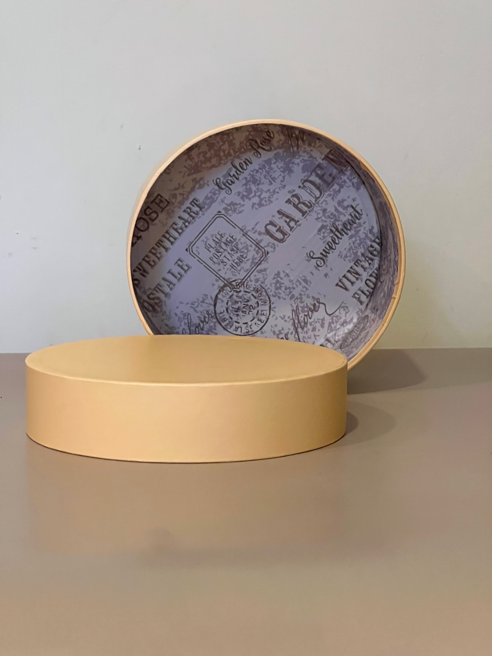 Короткая круглая коробка 16 см.  Цвет: персик . Розница 300 рублей .
