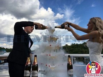 Горка шампанского (пирамида из бокалов)