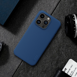 Усиленный чехол синего цвета от Nillkin c поддержкой зарядки MagSafe для iPhone 15 Pro, серия Super Frosted Shield Pro Magnetic Case