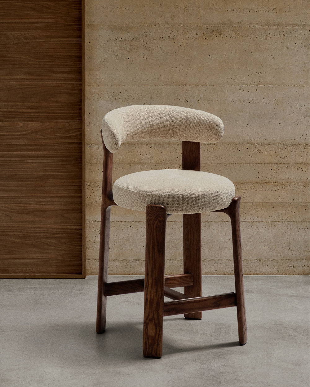 Полубарный стул Granite из бежевой синели и ясеня с отделкой орех 65 см