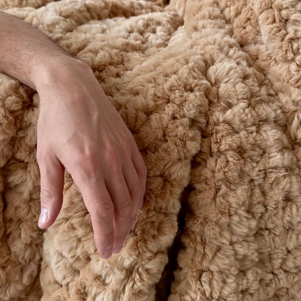 Вязаный плед из натурального меха рекс 240*220 см (бежевый однотонный)