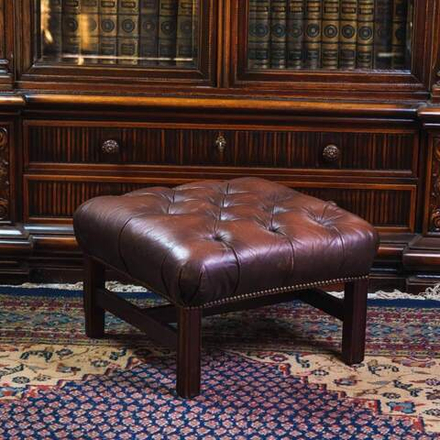 Кожаный пуфик в классическом стиле