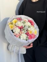 Букет из кустовых пионовидных роз, маттиолы и диантусов