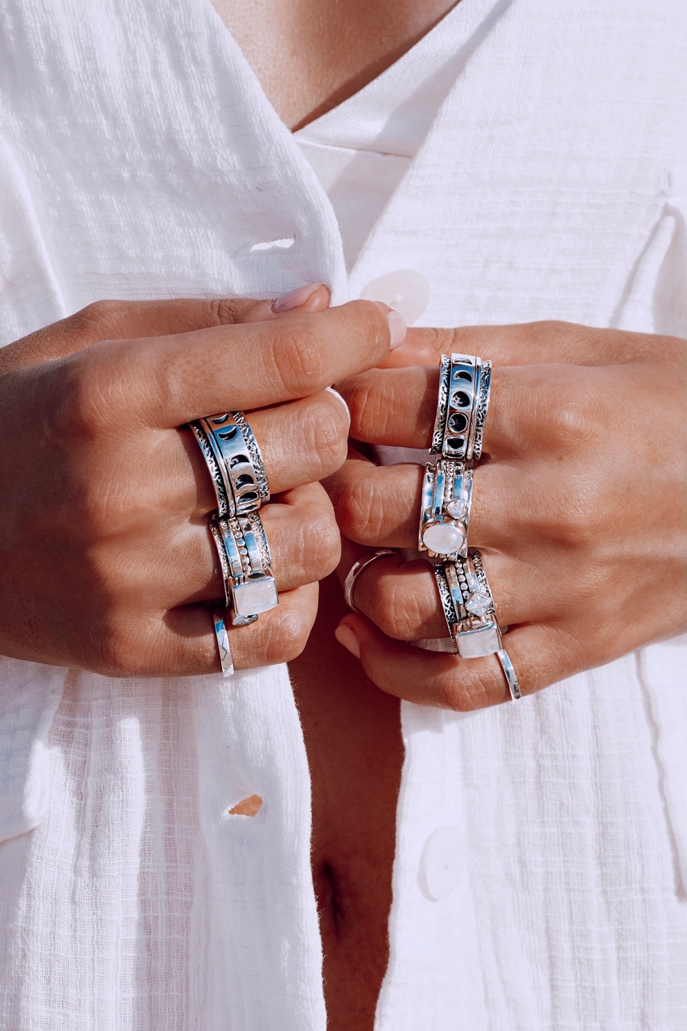 Кольцо «Мозаик» раф прямоугольный с лунным радужным камнем и ромбом белый циркон с чернением