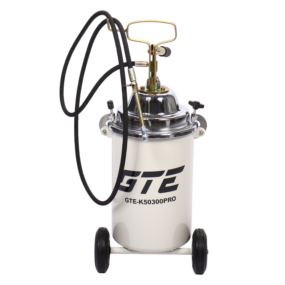 GTE-K50300PRO - Нагнетатель смазки (солидолонагнетатель) ручной с емкостью 13кг GTE - Установка на колесах для подачи консистентных смазок (солидолонагнетатель) с ручным приводом. Позволяет быстро смазать под высоким давлением узлы любого автомобиля или механизма.



Характеристики:

Емкость бака: 13 кг
Тип привода: ручной
Длина шланга высокого давления: 2,5 м
Насос для смазки: 1/4"x2,5 м
Производительность: 250-300 г/мин
Макс. давление на выходе: 300-350 бар
Наличие колес: да


Особенности:

Установка оснащена прижимной мембраной, которая защищает смазку и способствует долговременному поддержанию ее свойств.
Пистолет для консистентных смазок с жёстким наконечником.
Фиксация насоса с крышкой к баку для смазки производится с помощью металлических защелок с резьбой.
Для удобства транспортировки нагнетатель колесами и ручкой в верхней части корпуса.