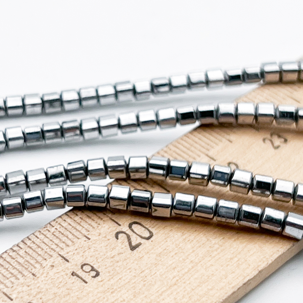Гематит Куб бусины (имитация), цвет серебристый, размер около 3 мм, цена за отрезок 19 см (1/2 нити)