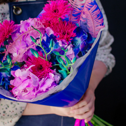 29. Неоновый авторский букет с гермини и орхидеей