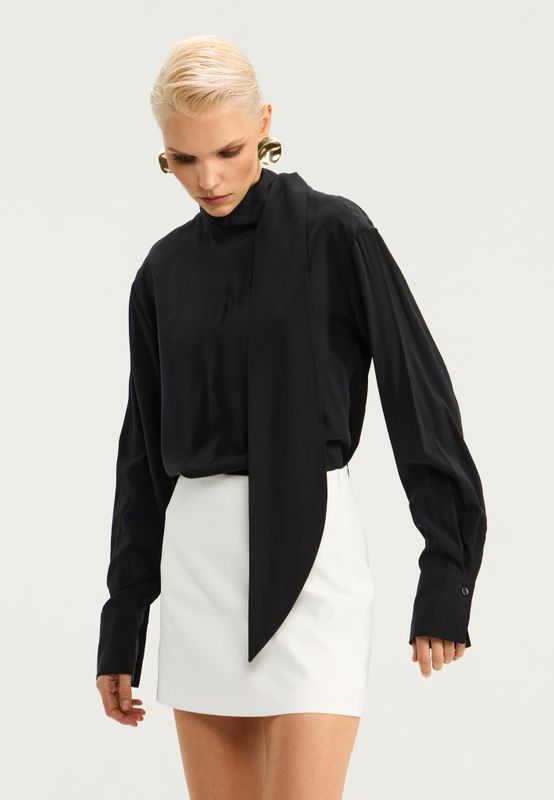 Блуза с бантом на шее