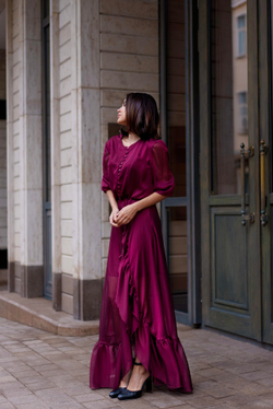 Платье с воланом бургунди