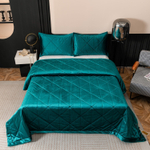 Велюровое покрывало в клетку и две наволочки OVL045