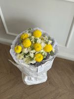 Букет из одноголовой хризантемы и маттиолы