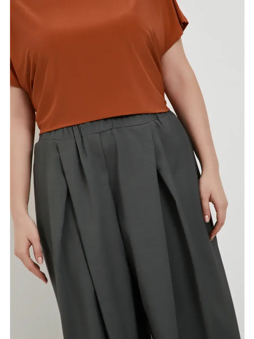 Брюки широкие со складками