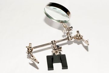 Третья рука для пайки с лупой