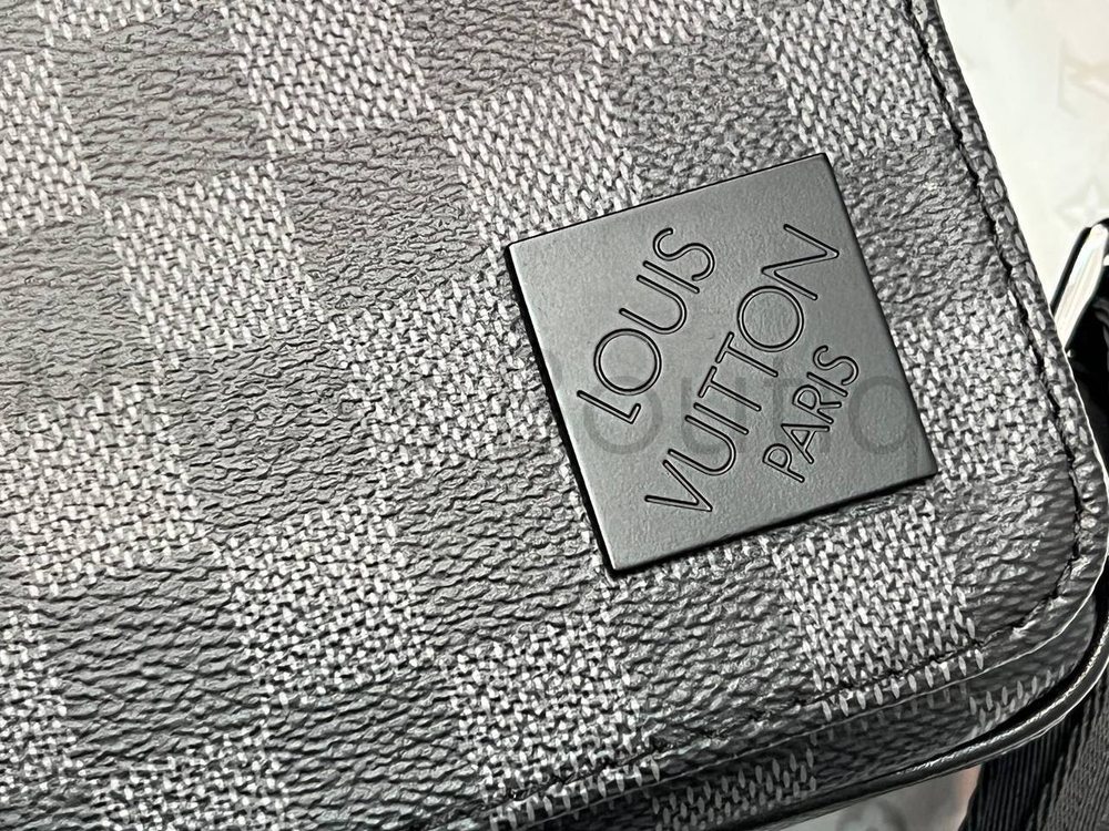 Сумка-мессенджер District Louis Vuitton Damier Graphite