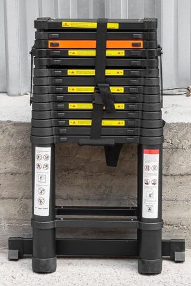 Лестница-стремянка телескопическая алюминиевая двухсекционная (4.4+4.4м,15+15ступенек, max нагрузка 150кг, вес 26.5кг) RockForce RF-UP440-2