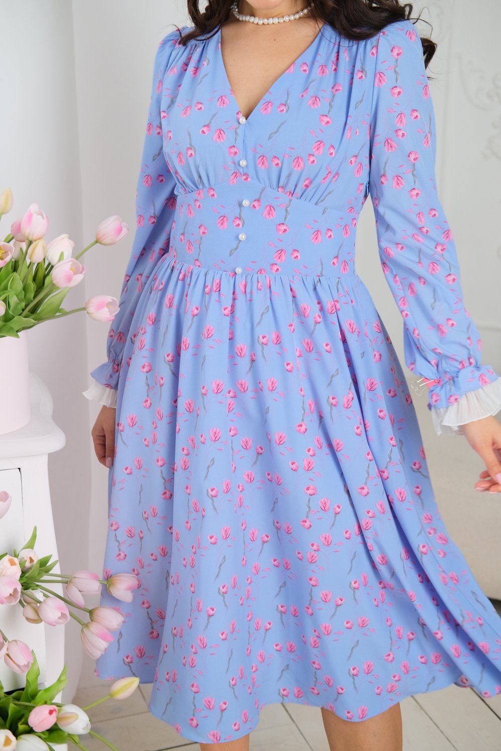 Платье с тюльпанами и контрастными манжетами