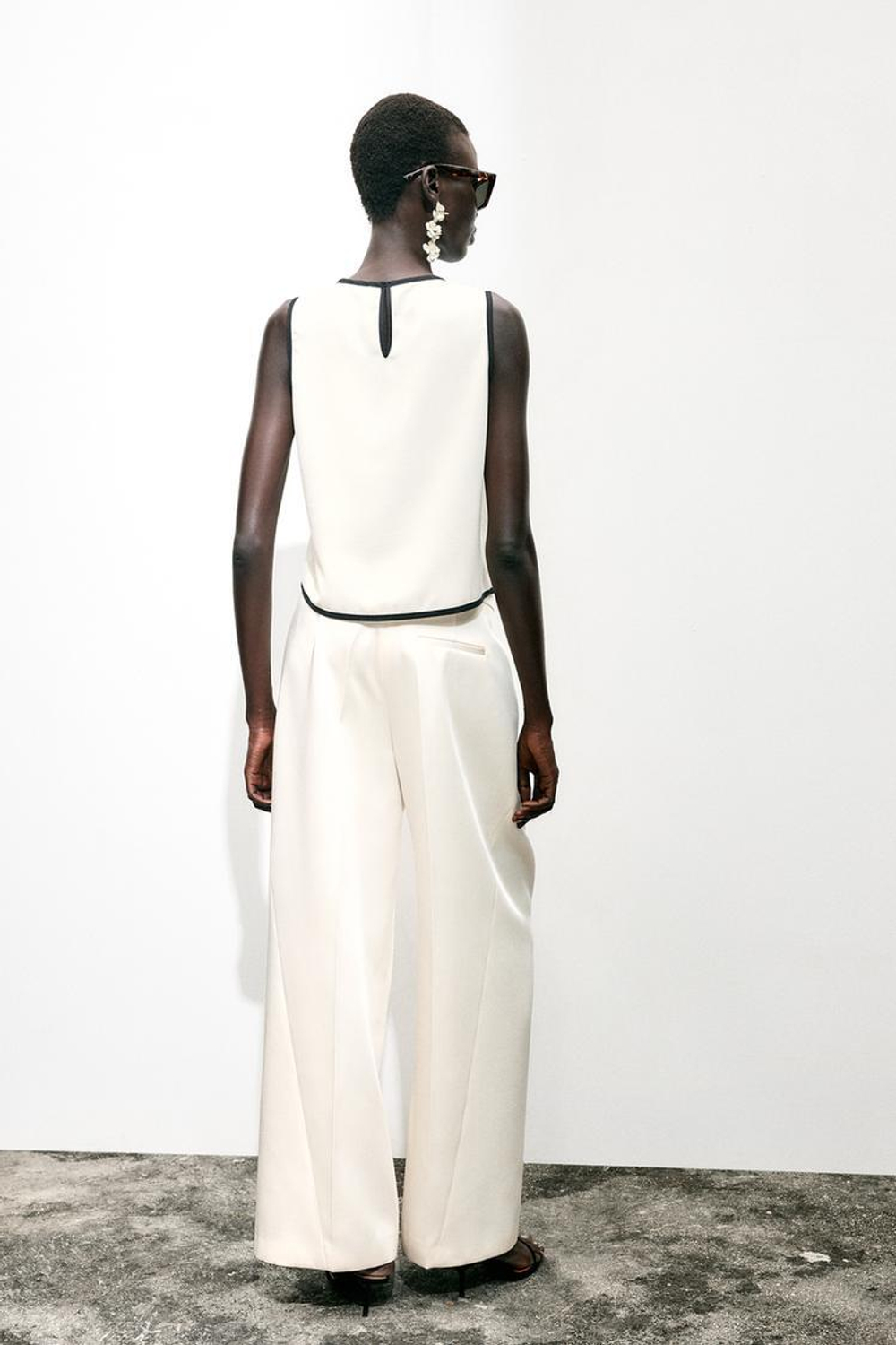 ZARA ТОП ИЗ КРЕПА С КОНТРАСТНОЙ ОКАНТОВКОЙ, ЭКРЮ/ЧЕРНЫЙ