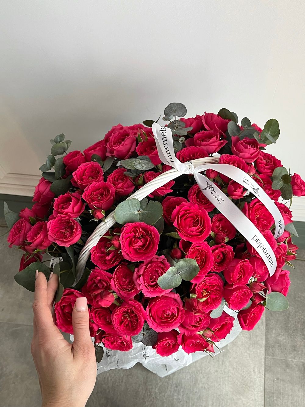 Цветочная корзина из розовых кустовых роз и эвкалипта размер M